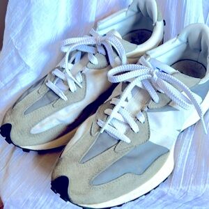 New Balance 327 Sneakers. Grey White (Men Sz. 10; EU 44).